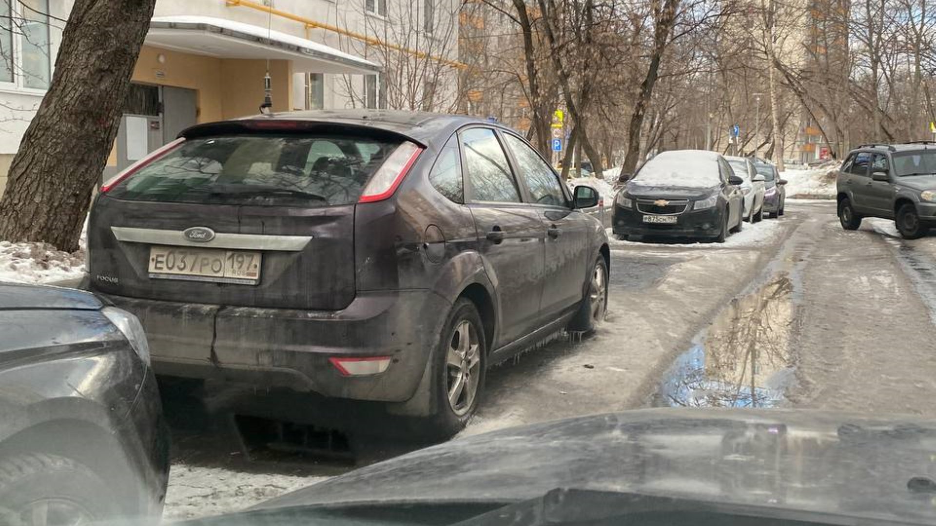 Автомобиль госномер Е037РО197