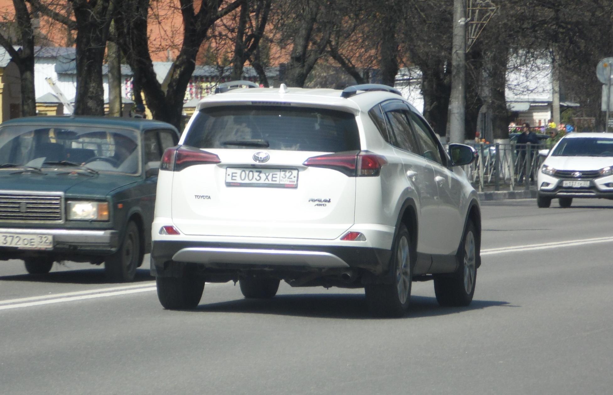 Автомобиль госномер Е003ХЕ32