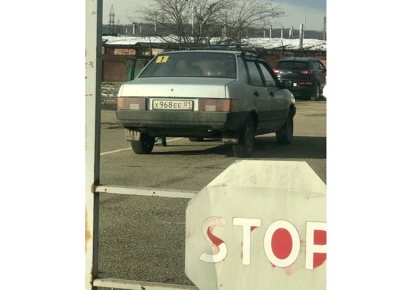 Автомобиль госномер Х968ЕЕ01
