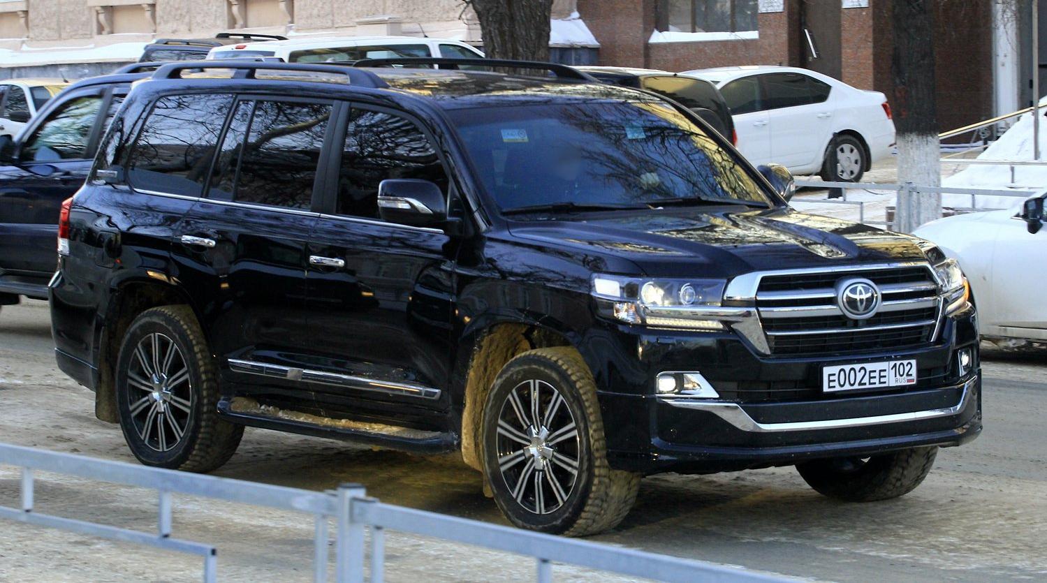 Автомобиль госномер Е002ЕЕ102