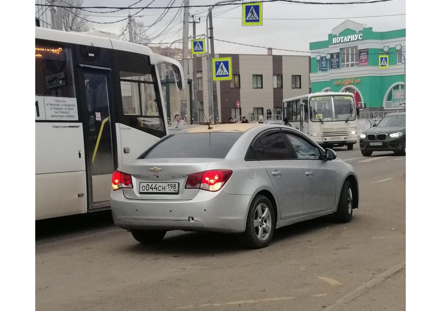 Автомобиль госномер О044СН198