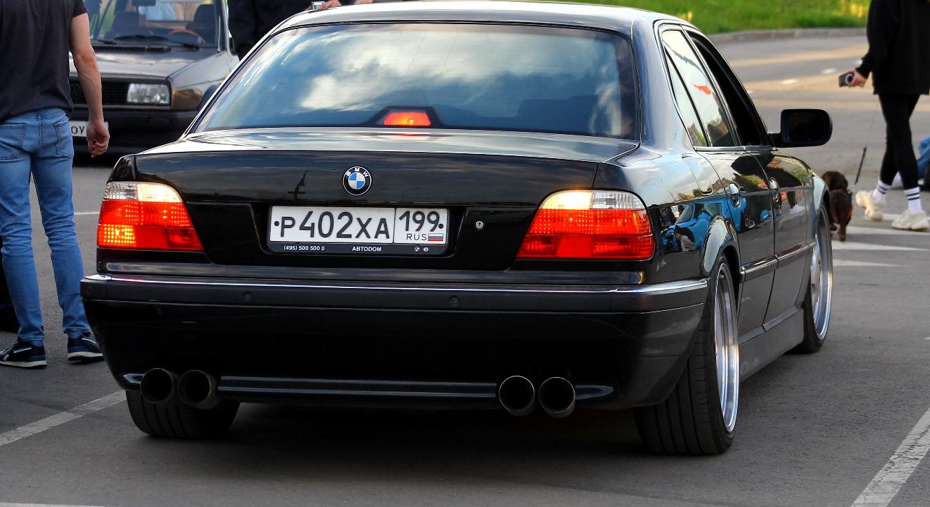 Автомобиль госномер Р402ХА199
