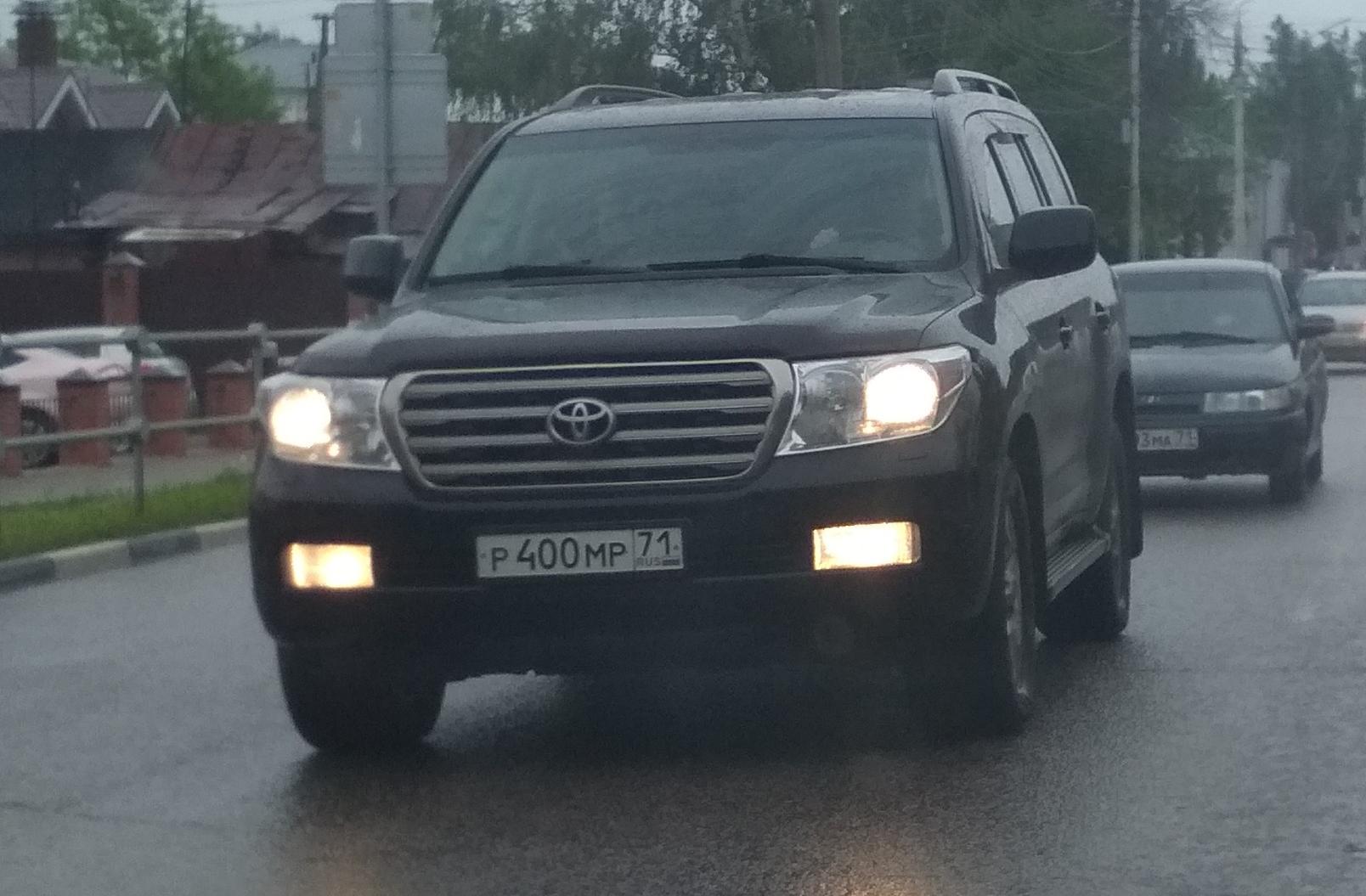 Автомобиль госномер Р400МР71
