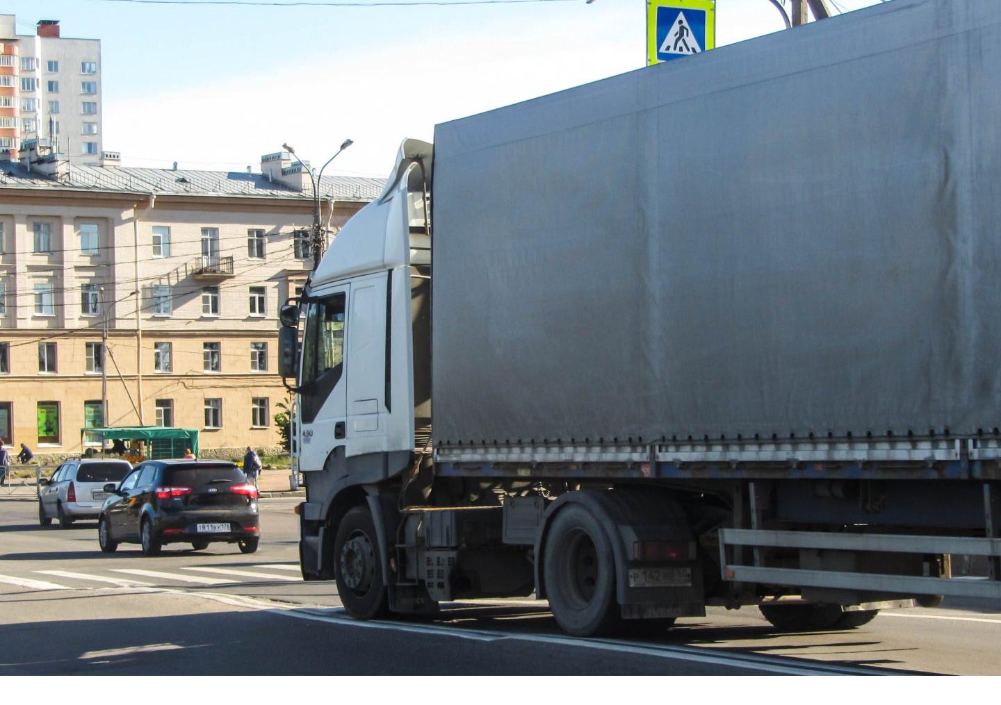 Автомобиль госномер Р142КЕ60