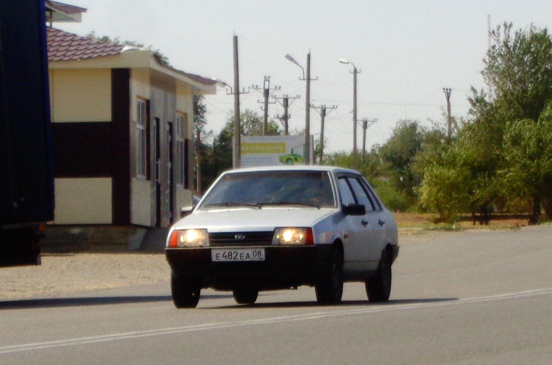Автомобиль госномер Е482ЕА08