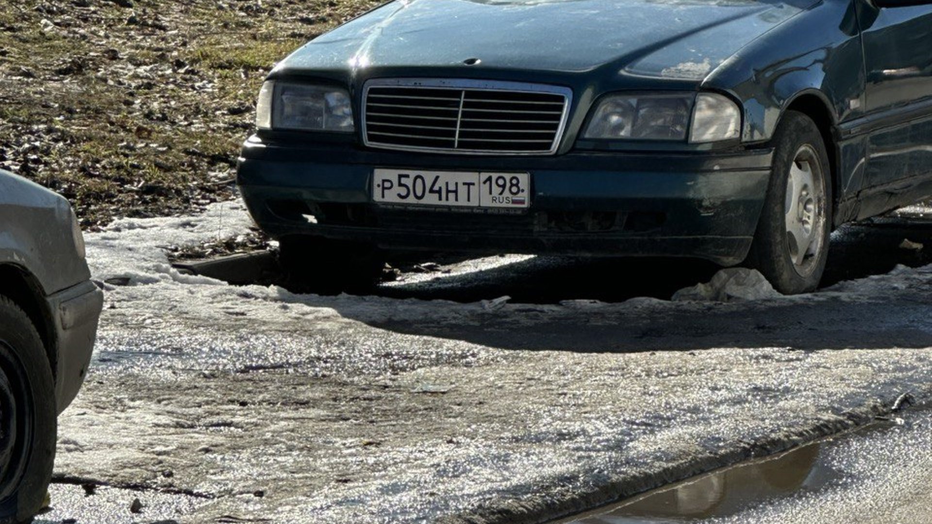 Автомобиль госномер Р504НТ198