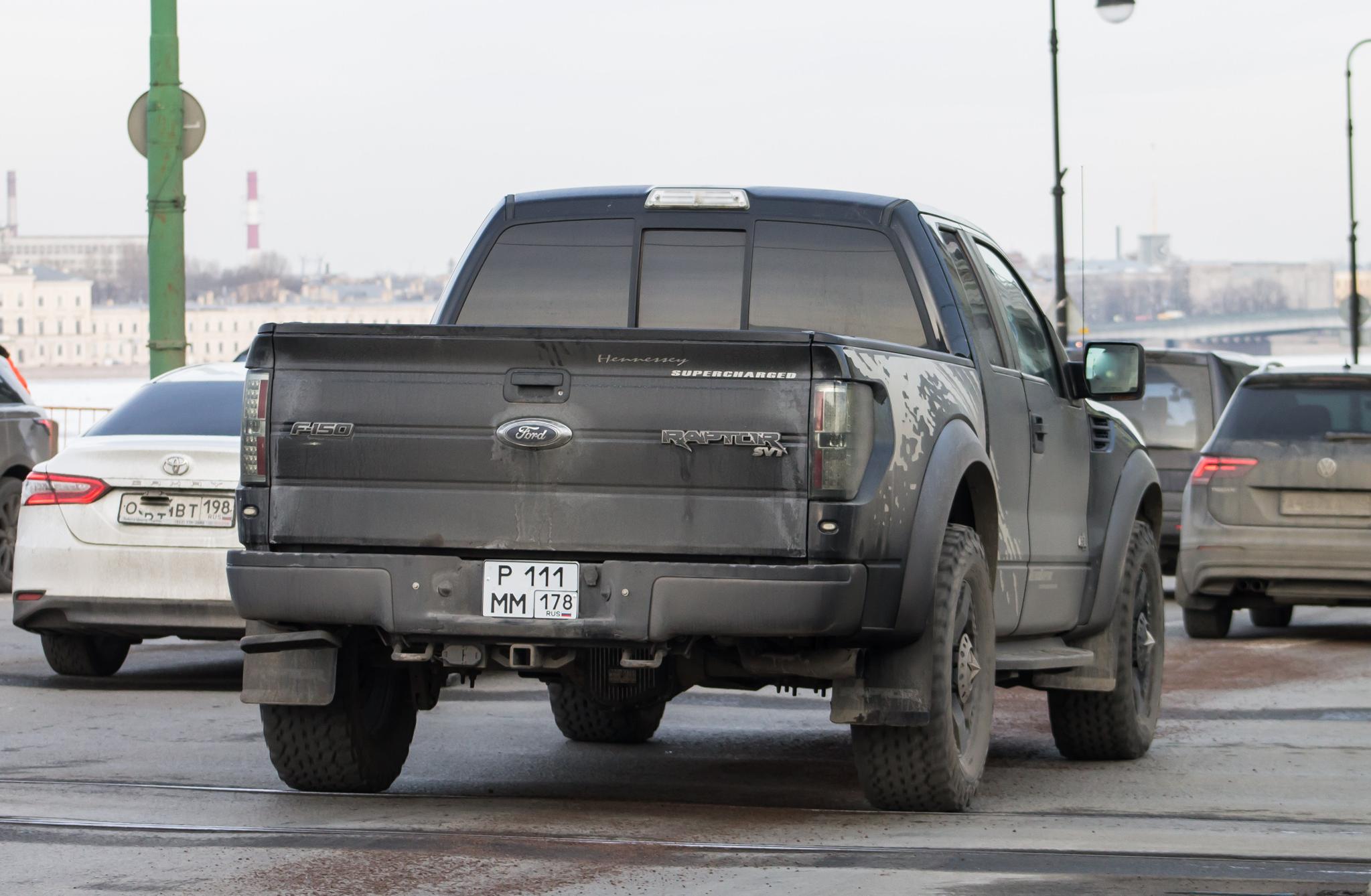 Автомобиль госномер Р111ММ178