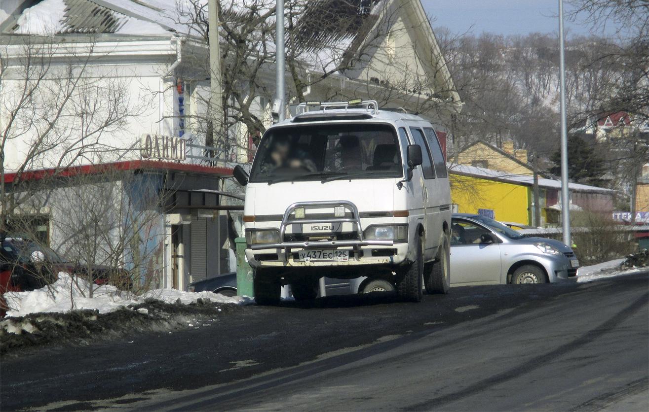 Автомобиль госномер У437ЕС125