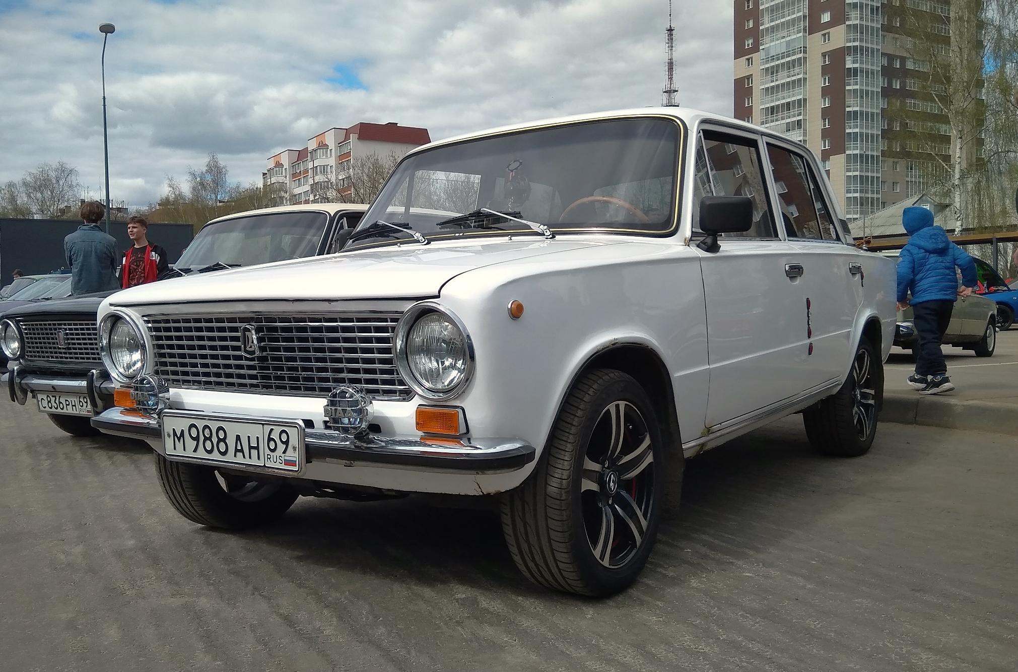 Автомобиль госномер М988АН69