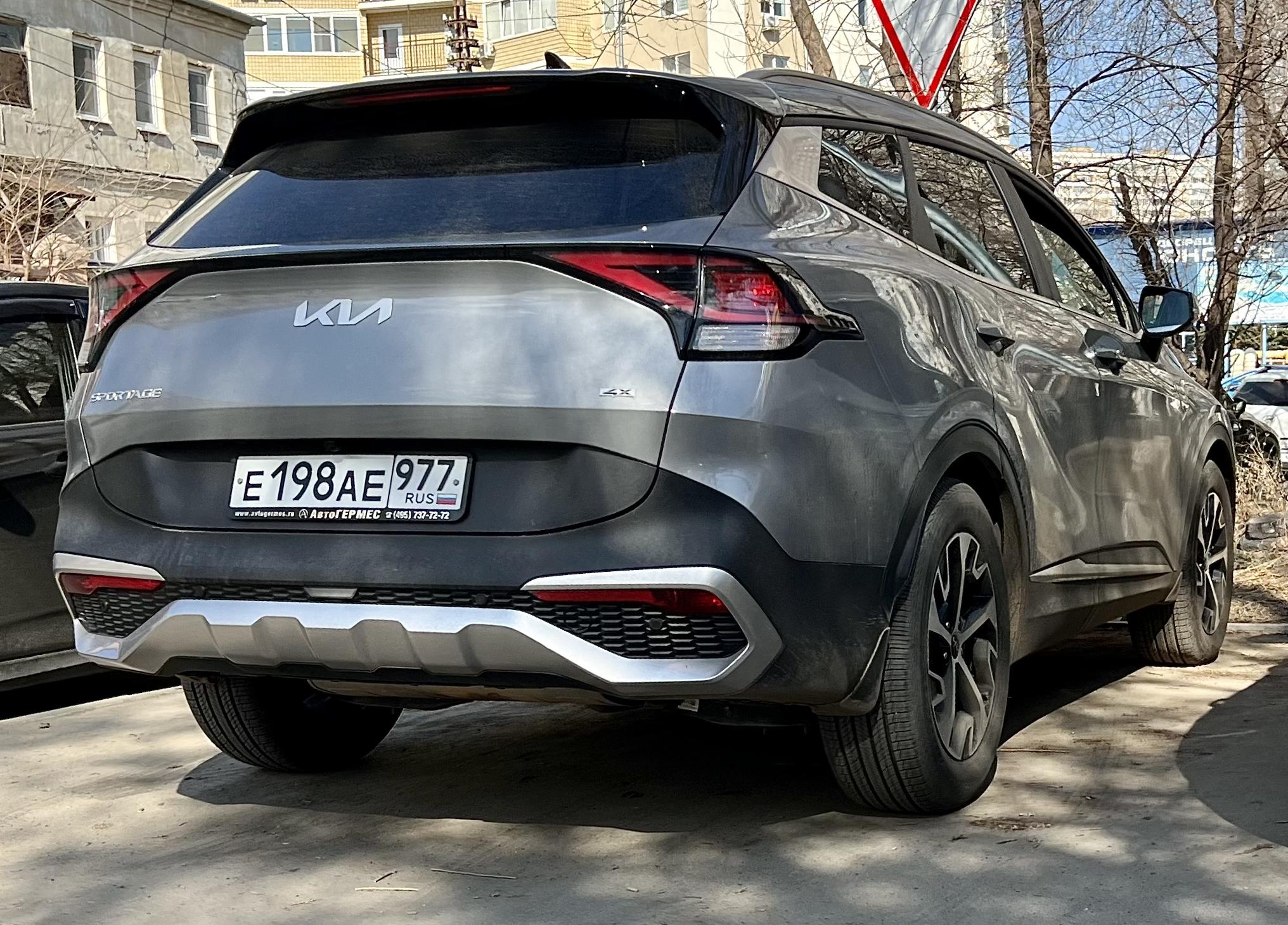 Автомобиль госномер Е198АЕ977