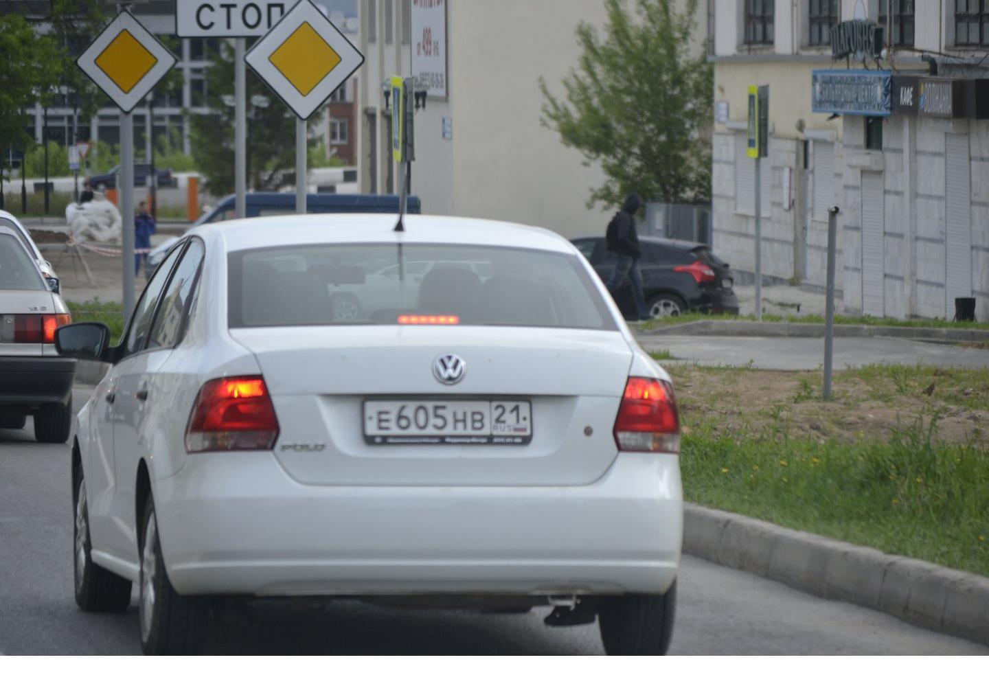 Автомобиль госномер Е605НВ21