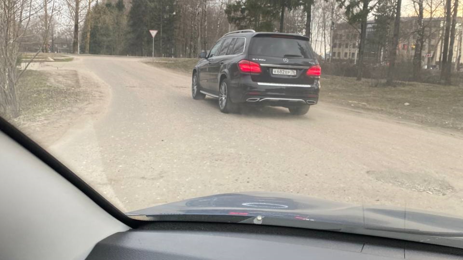 Автомобиль госномер К682ЕР76