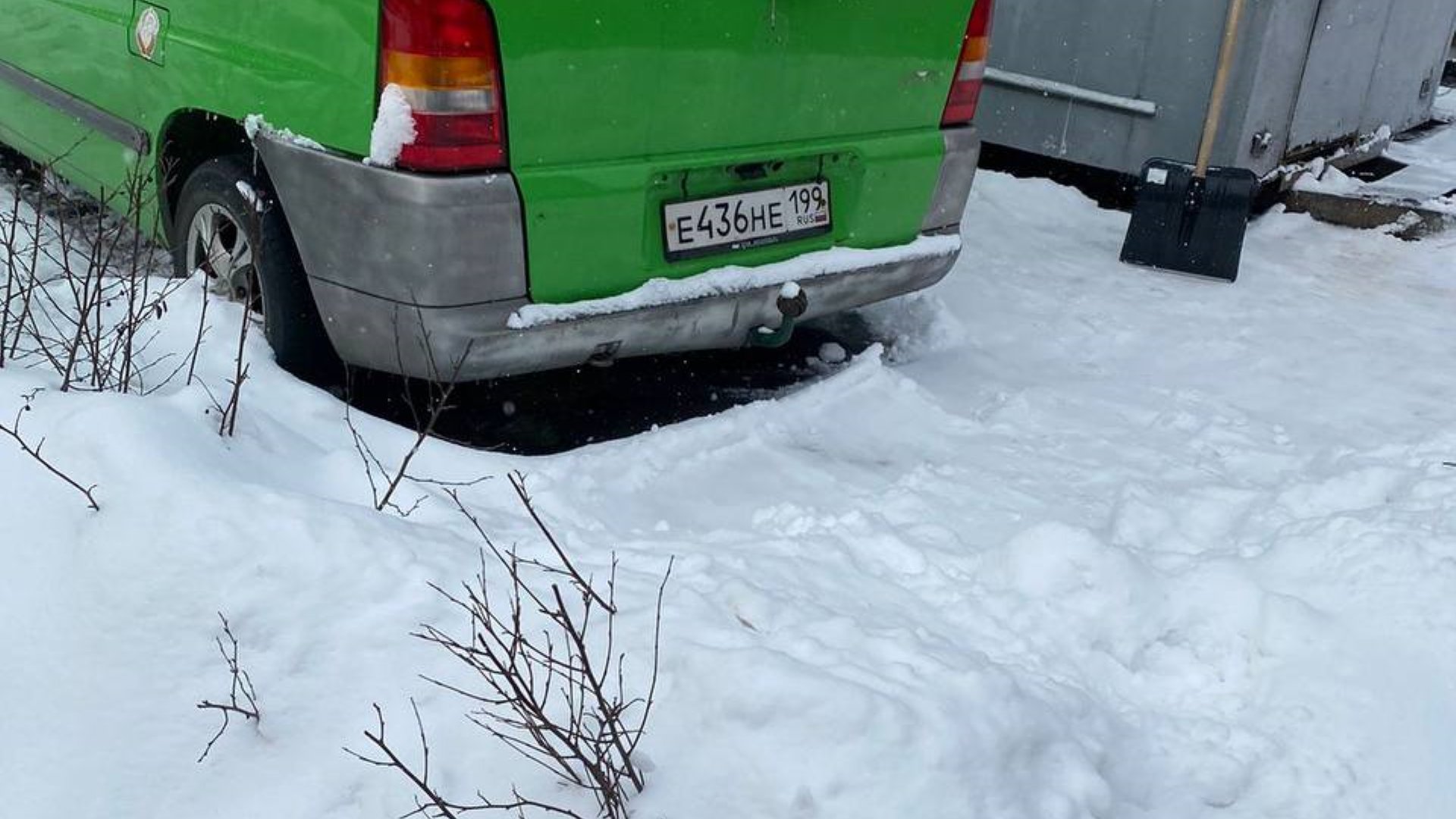 Автомобиль госномер Е436НЕ199