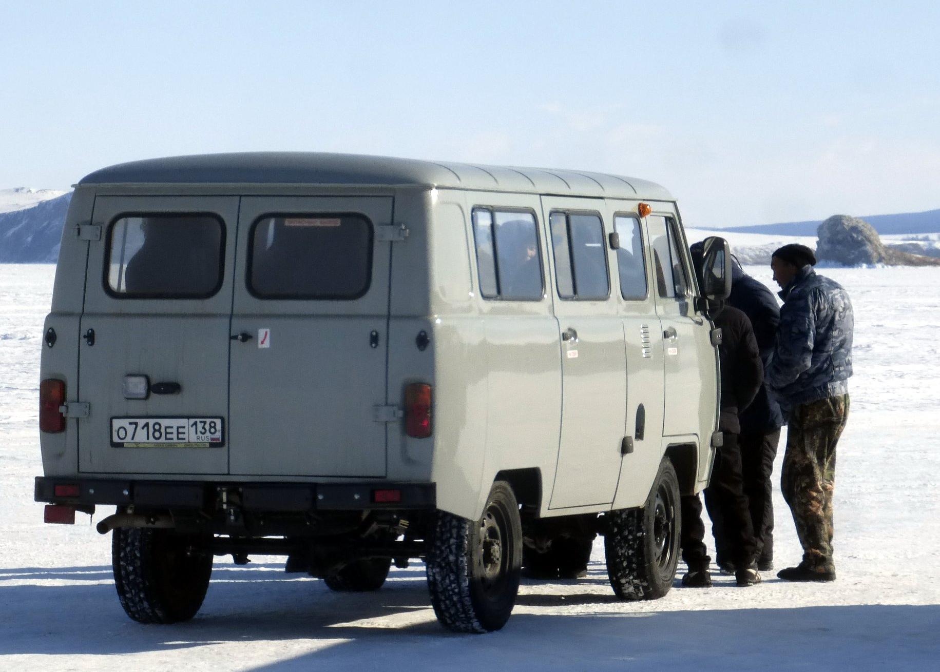 Автомобиль госномер О718ЕЕ138