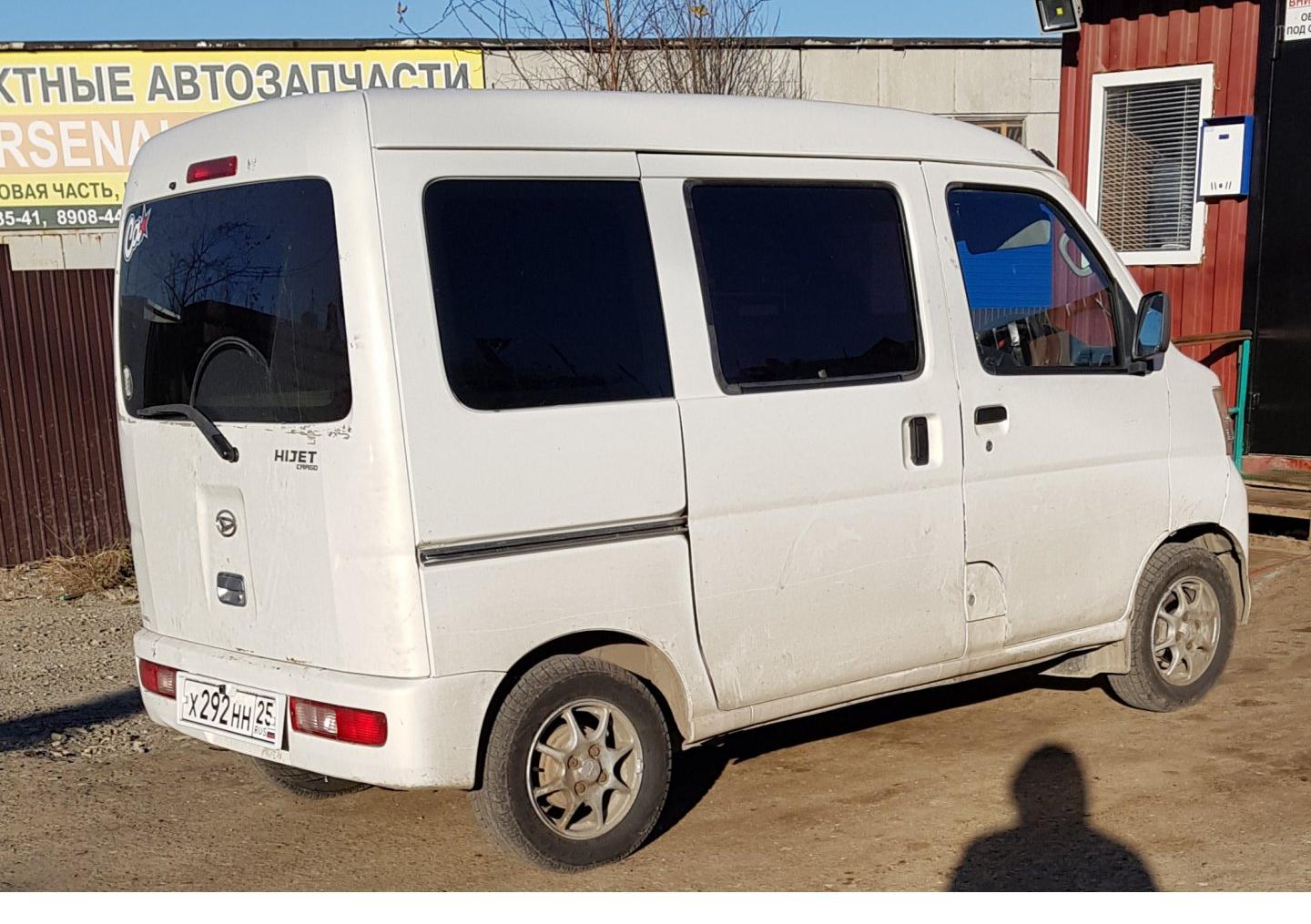 Автомобиль госномер Х292НН25