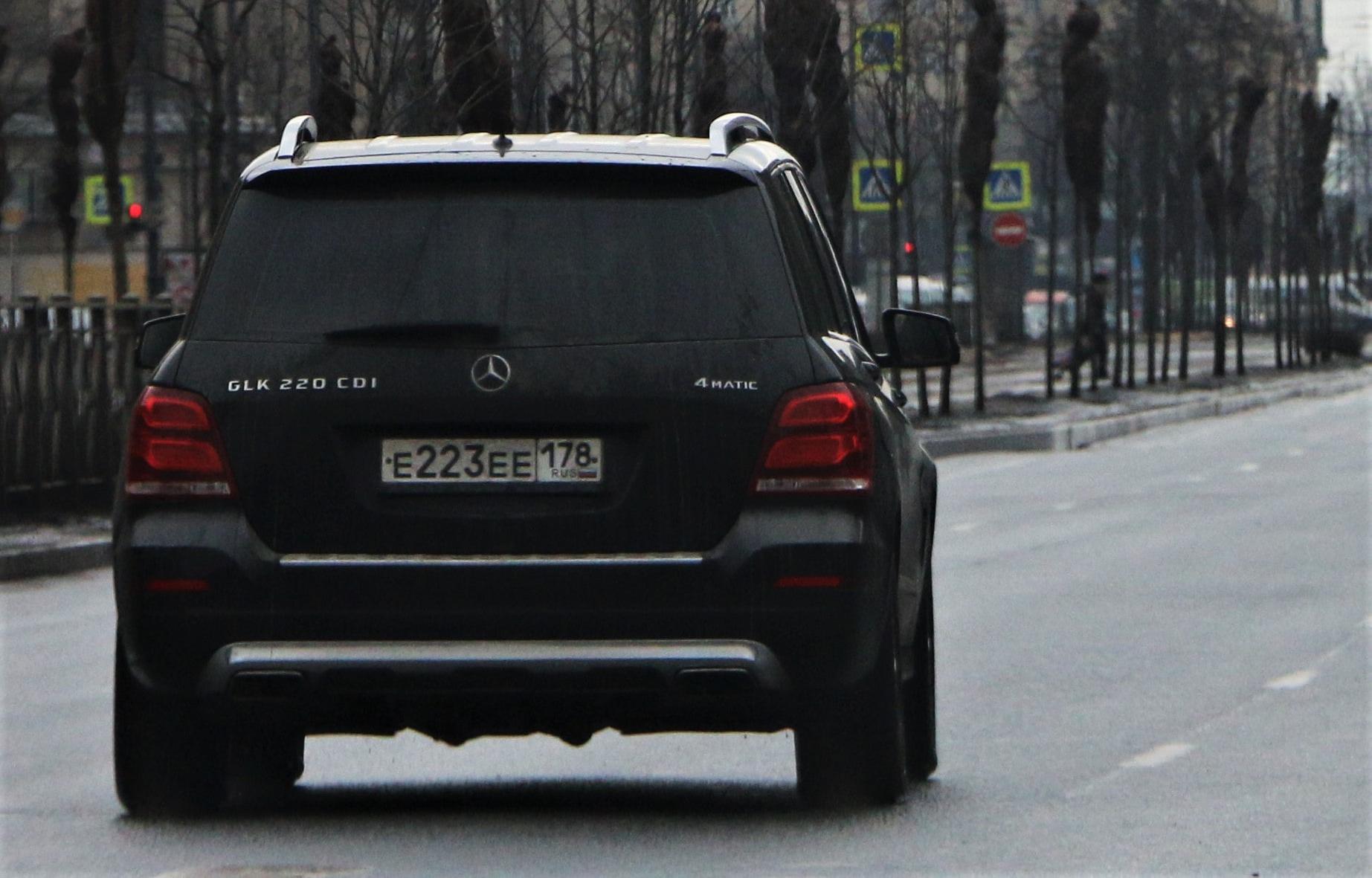 Автомобиль госномер Е223ЕЕ178