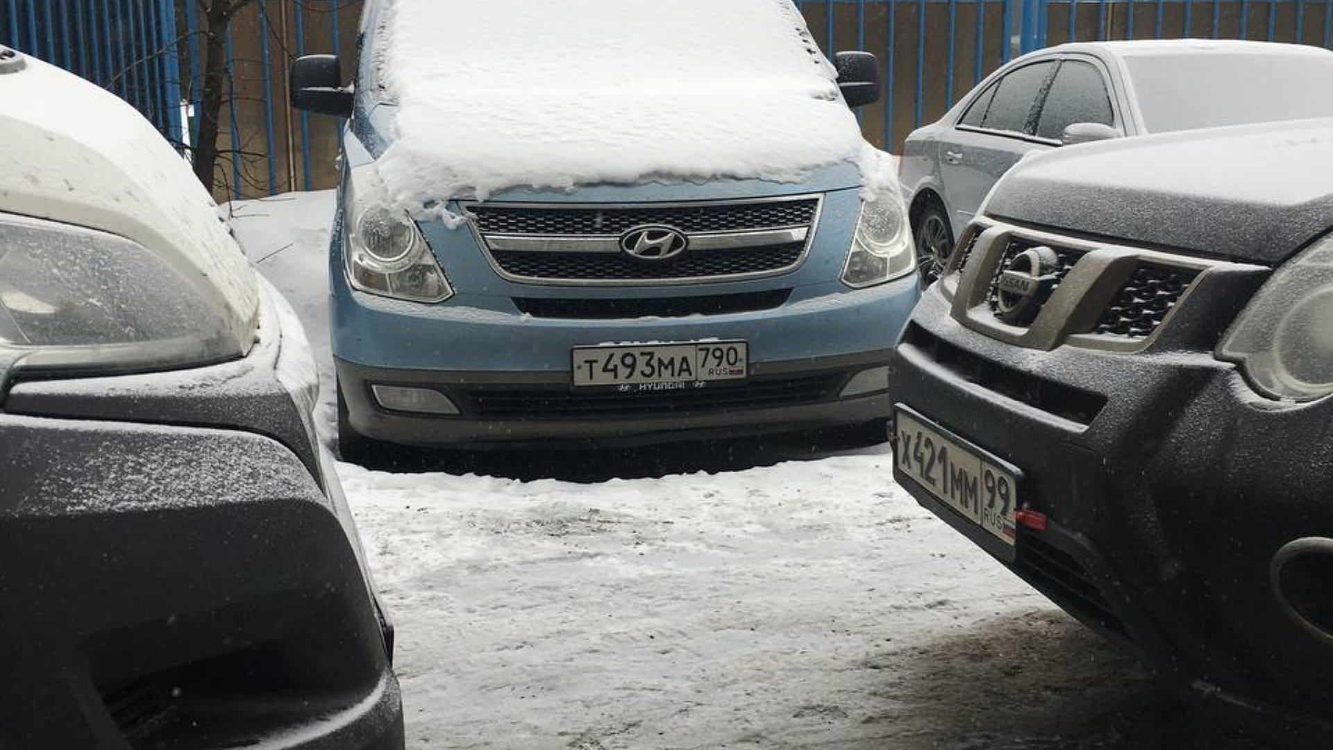 Автомобиль госномер Х421ММ99