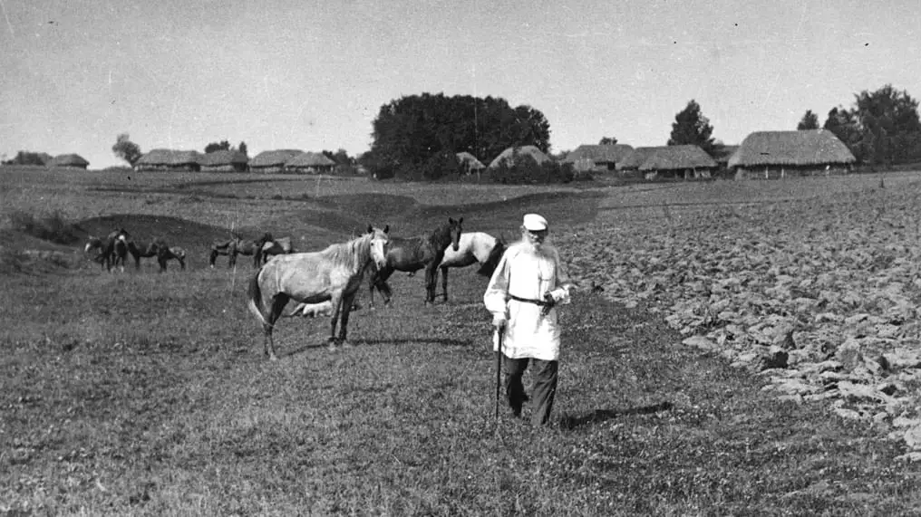 Лев Толстой идет вдоль вспаханного поля, 1908 год.