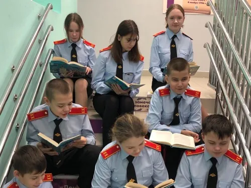 Я читал две книги - одна была в душе, другая в руках. А.Грин