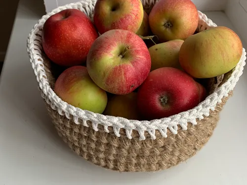 Вязанные из джута корзины с ручками, отдельные белым шнуром