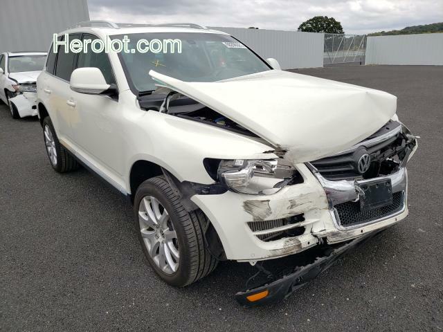 null white  diesel WVGFM77L89D037385 photo #1