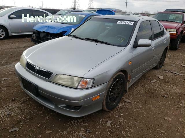 null silver  gas JNKCP11A3YT308178 photo #4