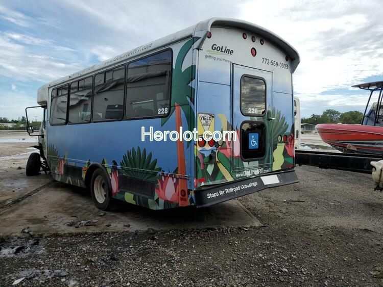 IC CORPORATION 3000 AC 2013 white bus diesel 5WEXWSKK0DH383661 photo #4