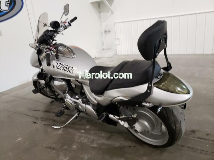 SUZUKI M109R / VZ 2006 silver road/str gas  61229582 JS1VY53A762101267 JS1VY53A762101267 photo #4