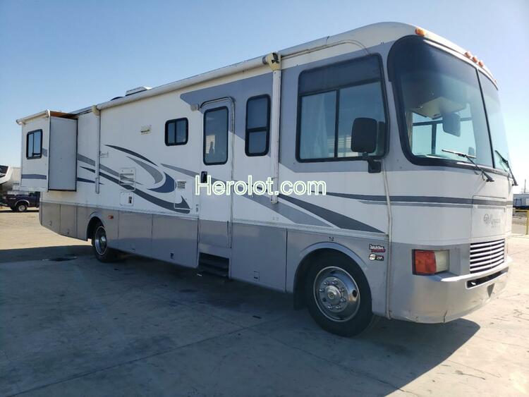 MONA MOTORHOME 2002 white  gas  70124392 5B4MP67G023350819 5B4MP67G023350819 photo #1