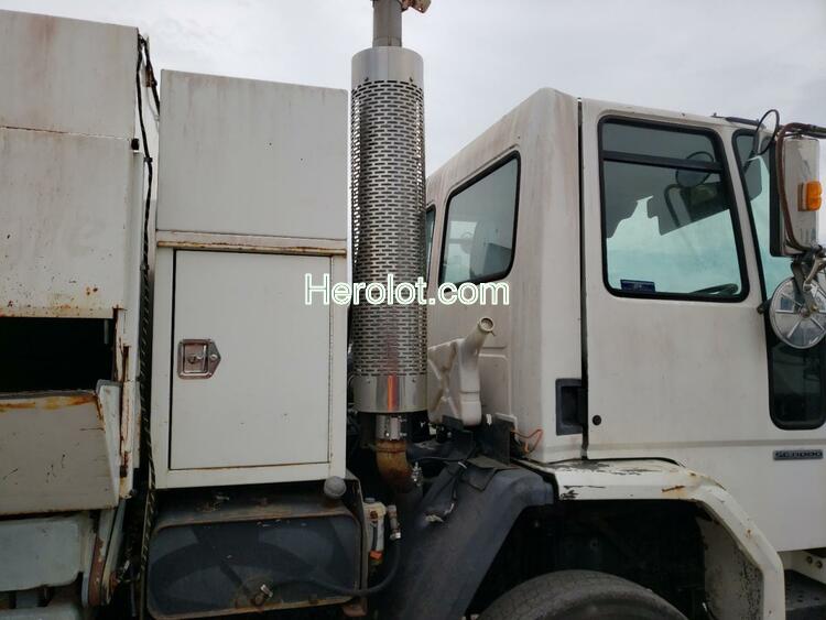 STERLING TRUCK SC 8000 2001 white tilt cab diesel  67863992 49HAADBV21HH97907 49HAADBV21HH97907 photo #4