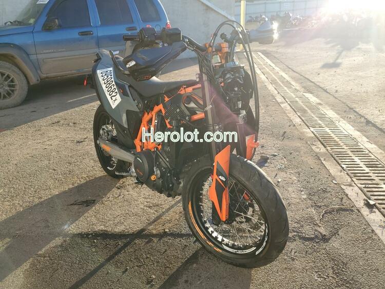 KTM 690 SMC R 2022 orange  gas  69598682 VBKLSV409NM735959 VBKLSV409NM735959 photo #1