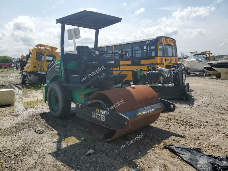 JCB TRACTOR 2013 green   GATVM046L02901415 photo #1