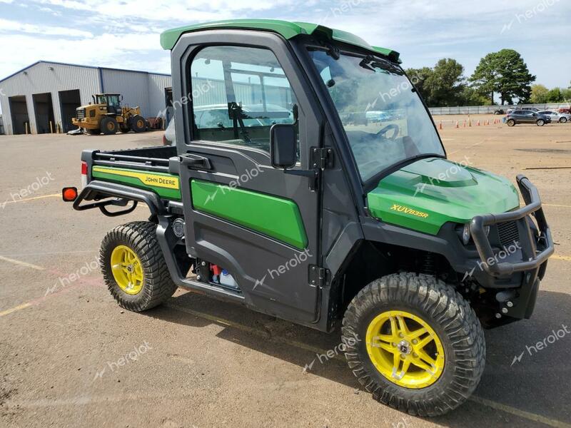 JOHN DEERE GATOR 4X4 2022 green   1M0835RAVNM052219 photo #1