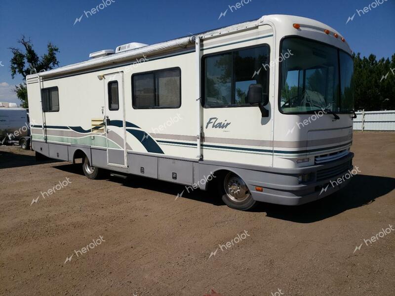 FLEE CAMPER 1998 white  gas 1GBKP37J2V3314974 photo #1