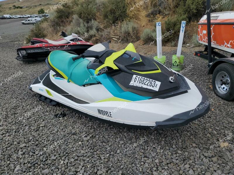 BOMBARDIER SEADOO 2018 white   YDV46931C818 photo #1