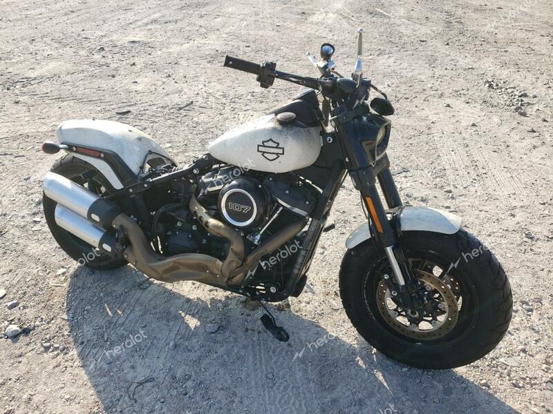 HARLEY-DAVIDSON FXFB FAT B 2018 white  gas 1HD1YKJ16JC030196 photo #1