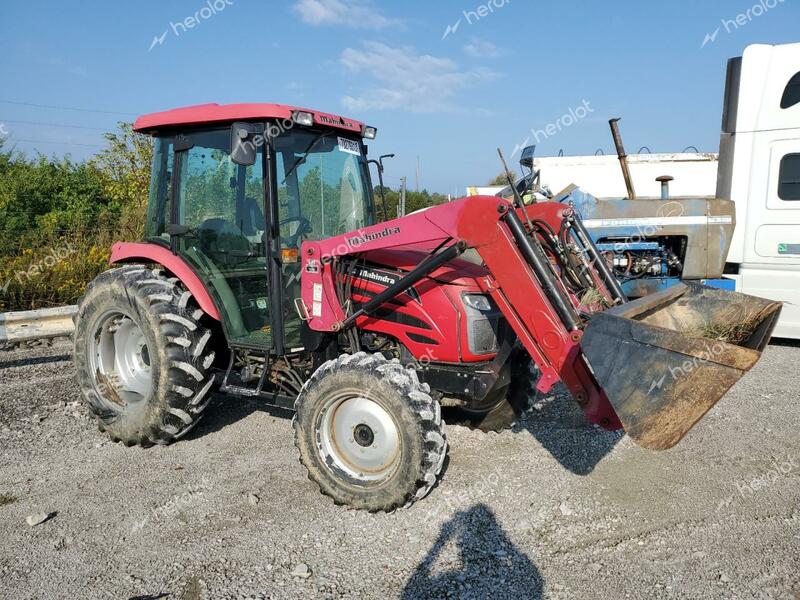 MAHINDRA AND MAHINDRA TRACTOR 2014 red   61GCF00546 photo #1