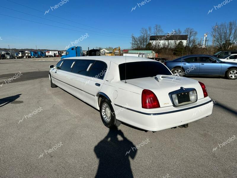 LINCOLN TOWN CAR E 2001 white  gas 1L1FM81W31Y625332 photo #4