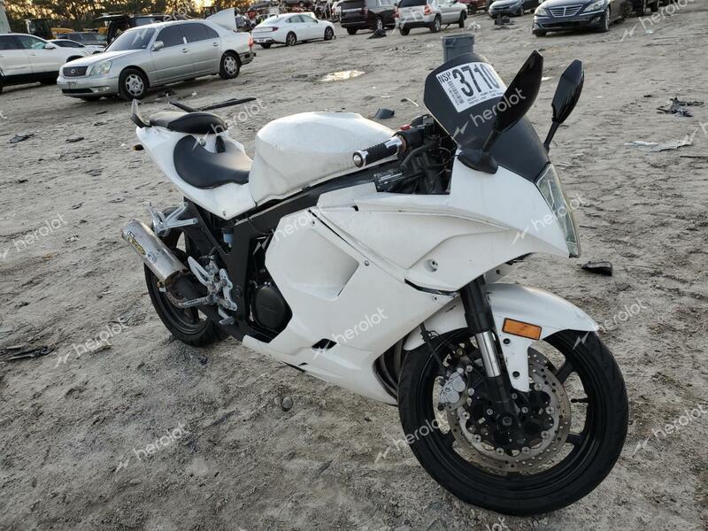 HYOSUNG GT250 R 2015 white racer gas KM4MJ6278F1700649 photo #1