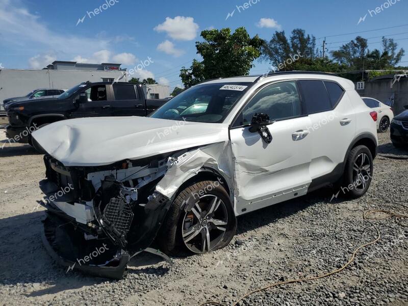 VOLVO XC40 CORE 2024 white  gas YV4L12UK3R2260117 photo #1