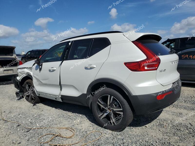 VOLVO XC40 CORE 2024 white  gas YV4L12UK3R2260117 photo #3