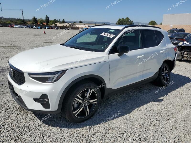 VOLVO XC40 CORE 2024 white  gas YV4L12UK3R2337827 photo #1