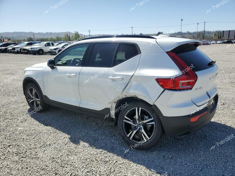 VOLVO XC40 CORE 2024 white  gas YV4L12UK3R2337827 photo #3