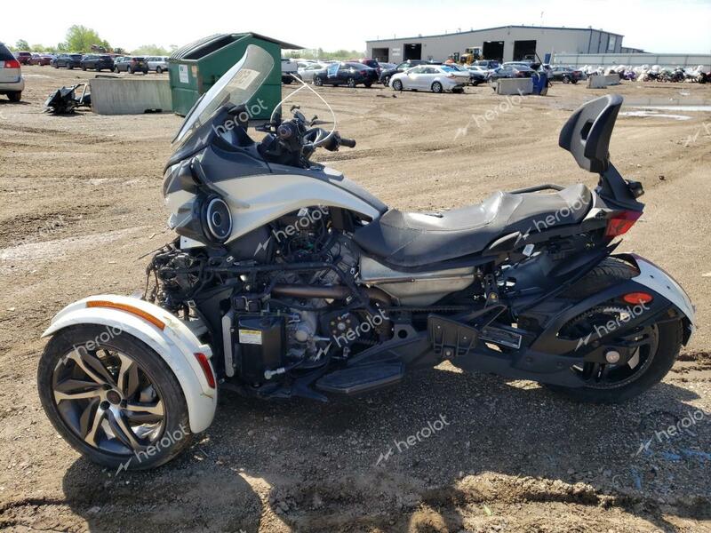 CAN-AM SPYDER ROA 2014 white  gas 2BXNCBC11EV002017 photo #4