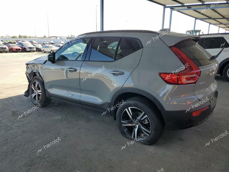 VOLVO XC40 CORE 2024 gray  gas YV4L12UK5R2338526 photo #3