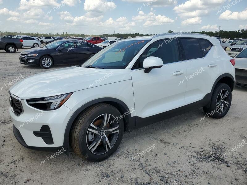 VOLVO XC40 CORE 2024 white  gas YV4L12UK8R2304645 photo #1