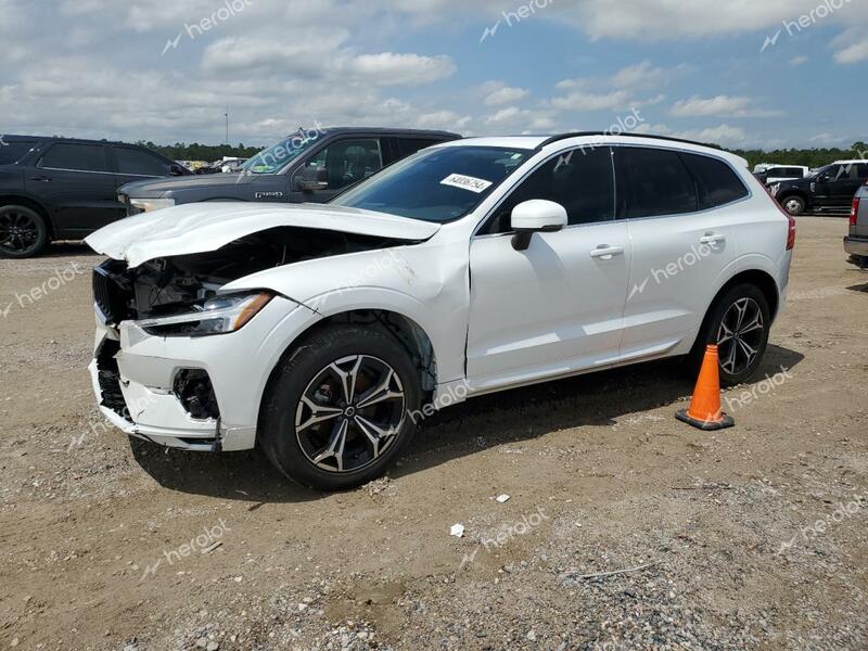 VOLVO XC60 B5 MO 2022 white  gas YV4L12DKXN1091794 photo #1