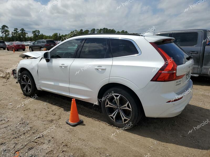 VOLVO XC60 B5 MO 2022 white  gas YV4L12DKXN1091794 photo #3