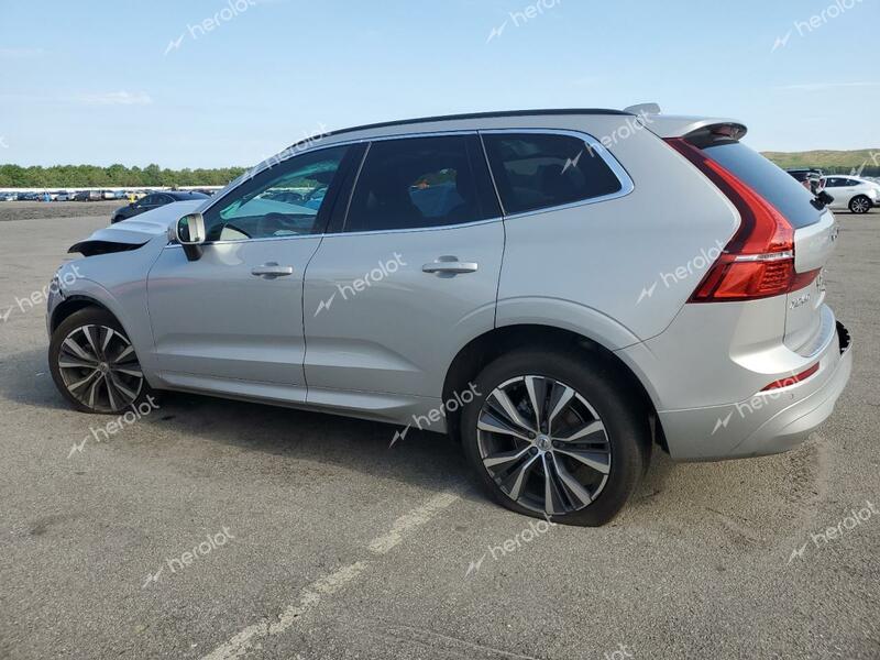 VOLVO XC60 B5 MO 2022 silver  gas YV4L12RK9N1010423 photo #3