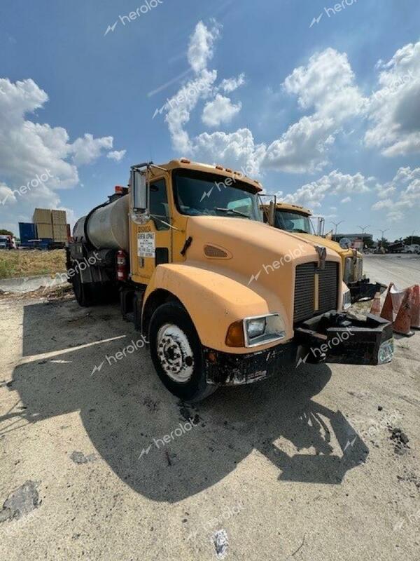 KENWORTH CONSTRUCTI 2002 yellow conventi diesel 2NKMHD7X22M886797 photo #3